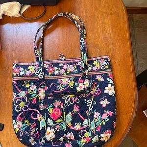 Vera Bradley large tote with toggle closure